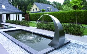 Einen wasserfall im eigenen garten zu bauen erfordert nur wenig handliches geschick. Wasserfall Im Garten Beruhigendes Rauschen Fur Den Sommer Planungswelten