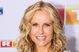 Die beliebte moderatorin mit der wallenden haarpracht moderiert seit 1997 die. People Magazine Rtl Moderatorin Katja Burkard Wird Kolumnistin Bei Closer