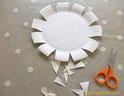 Très déco cette couronne de fleurs en papier égaiera votre intérieur. Des Fleurs Dans Des Assiettes En Carton Cabane A Idees