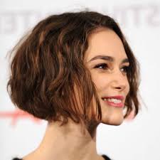 1001 Visions Magnifiques Au Carre Plongeant Boucle Wavy Cheveux Courts Cheveux Courts Chatain Cheveux