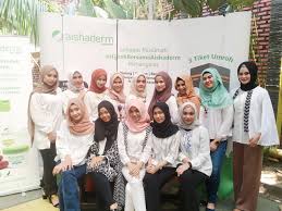 Aishaderm moist lightening serum mengandung antioksidan botanikal ekstrak kakadu, ekstrak buah tin, olive oil, dan ekstrak bunga daisy mencerahkan, melembabkan kulit, dan membantu menyamarkan noda hitam yang disebabkan karena sinar uv sehingga kulit terasa lembut dan bercahaya. Hijrah Bersama Aishaderm Kosmetik Sahabat Muslimah Beauty Influencer Gathering In Medan Beauty Blogger Medan Misstariita