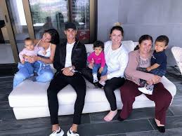 Cristiano ronaldo ist mit 36 jahren fit wie ein turnschuh. Football Is My Drug Cristiano Ronaldo Is My Dealer Cristiano Ronaldo With His Family Today Facebook