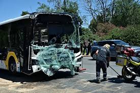 Τροχαίο στη Βούλα με 47 τραυματίες: Στο χειρουργείο η 47χρονη  πολυτραυματίας – Αδιαθεσία φέρεται να ένιωσε η οδηγός του ενός λεωφορείου –  Flashnews.gr