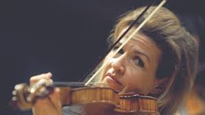 Das habe auch mit persönlichen erfahrungen zu tun da er kein raucher gewesen sei, hätten die ärzte die krankheit lange nicht erkannt, berichtete mutter. Anne Sophie Mutter Spielt Fur Kinder Im Jemen Mit Der Geige Gegen Den Hungertod News Und Kritik Br Klassik Bayerischer Rundfunk