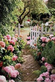 Hydrangea Garden With White Picket Fence So Dreamy Diy Hausprojekte Dreamy Garden Deco Hortensien Garten Garten Fruhlingsgarten