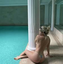 Photos: Wanda Nara shares topless photos from her home spa - Foto 2 de 21 |  MARCA English