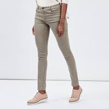 Le modèle présente une coupe slim. Pantalon Skinny Taille Basse Femme Vert Kaki La Halle