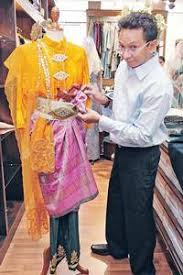 Proses ini bukan sahaja berlaku akibat peradaban awal masyarakat ditempat itu sendiri, malahan yang lebih penting akibat daripada pengaruh daripada pedagang india, cina, arab dan er Baju Kurung Tradisional Perak