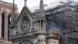 Toute la toiture est détruite, la flèche s'est effondrée, mais. Incendiul De La Notre Dame Emmanuel Macron Promite Reconstruirea Catedralei In 5 Ani Stirileprotv Ro