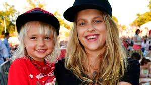 Pictures: Tez drops into Carols by Candlelight