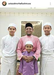 Langkah ke syurga | ustazah datuk dr norhafizah musa doa untuk menjadi hamba yang bersyukur dan moga allah. Ustazah Datuk Dr Norhafizah Musa Kerjaya Keluarga Sama Sama Hebat Jadikan Inspirasi Buat Semua Keluarga