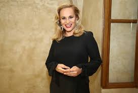 Monika absolonová debutovala roku 1993 albem monika, které interpretce vyneslo o rok později nominaci na českou gramy v kategorii objev roku, . Monika Absolonova Rodit Uz Opravdu Nehodlam Sedmicka Cz