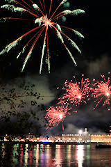 A l'occasion des fêtes de la mer qui ont lieu tous les ans les 14et 15 août, le bassin d'arcachon titrera plusieurs feu d'artifice. Agenda Des Feux D Artifice Programmes A Bordeaux Et En Gironde Www 33 Bordeaux Com