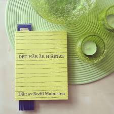 Det här är hjärtat är en kärleksdikt, en sorgedikt, en dikt när den orimliga förlust som kallas döden drabbar, den drabbar alla, den drabbade mig. Arets Basta Bok 2015 Bokblomma