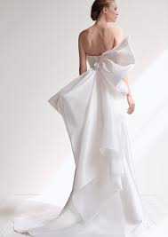 Als professionsale onlie shop für brautkleider verkaufen wir alle kleider mit top qualität und günstigem preis. Sei Anders Brautkleider Mit Uberdimensionaler Schleife Hochzeit Um 3