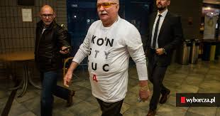 Prezydent nie omieszkał pochwalić się spotkaniem na swoim facebooku. Lech Walesa Zaglosowal W Koszulce Z Napisem Konstytucja