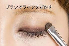 まぶたがにじむ アイラインの上からアイシャドウを 一重のアイラインの引き方まとめ 見えない 目尻 まぶた にじむ のサムネイル画像 アイライン にじまない アイライン 引き方 アイライン