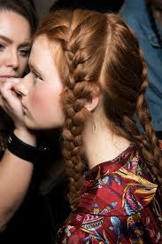 Französischer zopf seitlich am kopf entlang geflochten / flechtfrisuren ». Franzosischer Zopf So Flechtest Du Dir Einen French Braid