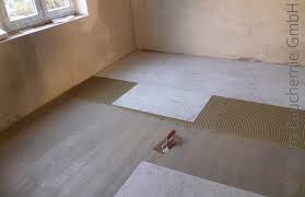 Auch ist nicht jeder holzboden zum fliesenverkleben geeignet. Fliesen Auf Holz Verlegen So Geht S Fliesen Kemmler