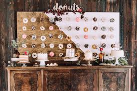 Donut wall hochzeiteine donut wand selber machen ist viel aufwand und kann einen nicht nur viel zeit kosten sondern auch einiges an material. 9 Ideen Fur Eure Donut Wall Und Hochzeit Mit Donuts Hochzeitsblog The Little Wedding Corner