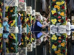 2015年09月16日 英国索尔兹伯里 花卉节期间 插花艺术家在索尔兹伯里大教堂里进行创作 摄影师 matt cardy 分享自 iweekly周末画报 photographer