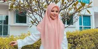 Isteri kepada pelawak dan usahawan. Lcmwrs8ksm2jzm