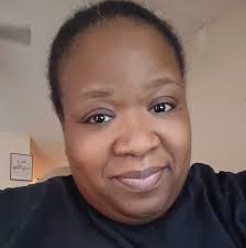 Who can judge an online pageant with pageant experience?