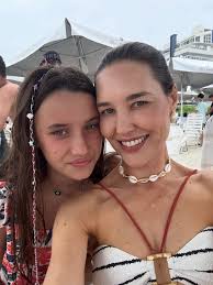 Não há tempo que volte. Mas há tempo que pode ser vivido de verdade. Que a  gente se permita viver tudo o que há pra viver: o abraço demorado, o café  sem