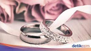 Cincin tunangan emas ini begitu mewah begitu melingkar di jari pasanganmu. 5 Desain Cincin Kawin Yang Lagi Tren Di 2020 Seperti Apa