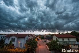 In bidingen seien ein siebenjähriger und zwei männer durch einen umstürzenden baum verletzt worden. Hagel Und Uberschwemmungen Schwere Unwetter In Bayern Onetz
