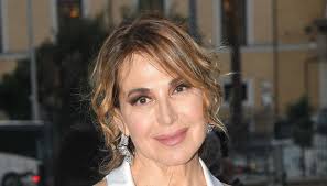 Barbara D'Urso, stupenda sessantenne in bikini animalier, il video sulla  spiaggia