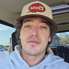 HELP! My fridge and freezer stopped working I went somewhere for 1 day came  back and everything was thawed and no coolness left. I accidentally left  the fridge cracked 3 days ago