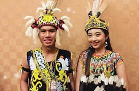 Ini dikarenakan orang yang bersuku dayak selalu memegang teguh budayanya. Pakaian Adat Kalimantan Timur Nama Keunikan Gambar
