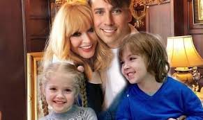 Алла пугачева и владимир кузьмин. Alla Pugacheva S Detmi Pozdravili Vseh S Pashoj