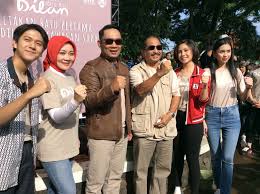 Brandon salim, debo andrios, giulio parengkuan and others. Ridwan Kamil Resmikan Sudut Dilan Cinema 21