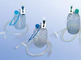 Komplette redonflasche aus einem rigiden medizinischen pvc, 400 ml inhalt, evakuiert, mit gut lesbarer vakuumanzeige, graduiert, mit einem 125 cm langen transparenten verbindungsschlauch. Redon Flaschen Large Lock Stufenkonnektor Dahlhausen Medizintechnik