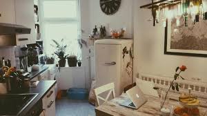 Gemutlich Eingerichtete Berliner Kuche Mit Schonem Altbauflair Wg Berlin Altbau Altbau Zimmer Wohnung Minimalistisch Wohnen