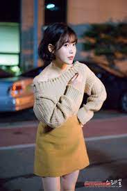 Pictures Show How Tiny Iu S Size 33 Body Really Is Koreaboo Korean Girl Fashion Fashion Iu Fashion