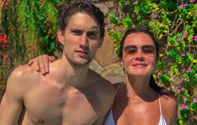 Daughter of regina esteves agostinho and paulo felipe agostinho, adriana began her career as a model and. De Biquini Adriana Esteves Ganha Parabens Do Filho Ao Completar 50 Anos Ofuxico