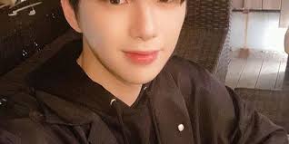 Jadi CEO Muda dan Tampan, 8 Potret Adu Gaya Kang Daniel dan Lai Guan Lin  yang Bikin Hati Bergetar