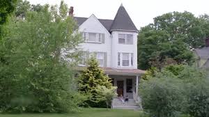 Sous chaque seau se cachent six choux. Un Meurtrier Sous Mon Toit