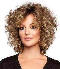 Coupes Longueur Et Coiffure Qui Vont Le Mieux Au Visage Rond Caracteristiques Du Comment Couper Les Cheveux Comment Boucler Ses Cheveux Coiffure Visage Rond