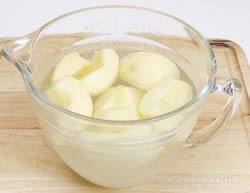 Method 1 using honey and water Prevent Apples From Turning Brown How To Cooking Tips Recipetips Com