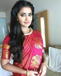 Check spelling or type a new query. Hairstyles For Sarees Round Face In 2020 Simple Hairstyle For Saree Saree Hairstyles Indian Hairstyles For Saree