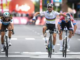 Julian alaphilippe timed his late attack perfectly to claim the world championship road race title on sunday, giving france its first rainbow jersey since 1997 Radsport Julian Alaphilippe Gewinnt Pfeil Von Brabant