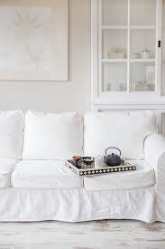 Weisses Ikea Sofa In White Living Setting Mit Schwarzen Accessoires Ganz Pur Kombiniert Verschiedene Kissen Gestalten Den Raum Wohnen Wohnung Innenarchitektur