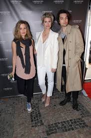 Do dvou let žila v praze. Emma Smetana To Zase Nevychytala Podprsenku Predstavila Vsem