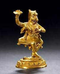 铜鎏金豹面空行母创作年代清中期尺寸高10 5cm 估价30 000 60 000 hkd 作品分类佛教文物其它作品描述这尊佛母造像舞立姿势 左手托盛满人血的嘎巴拉碗 右手高持钺刀 豹头面相 张口吐舌 圆睁怒视 表情忿怒 上身袒胸露腹 胸前饰项圈璎 lion sculpture statue art