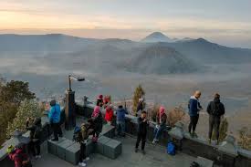 Pertama terhampar di lautan pasir sangat luas yang terdiri dari: Foto Potret Pemandangan Bromo Lewat Kamera Oppo Reno 2 Kumparan Com