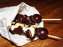 Das obst waschen (oder schälen), abtrocknen und auf dem holzspieß aufspießen. Schoko Obst Spiesse Selber Machen Cappu Mum